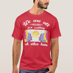 Camiseta Estamos Todos Caminhando Um Ao Outro Para Casa Lon