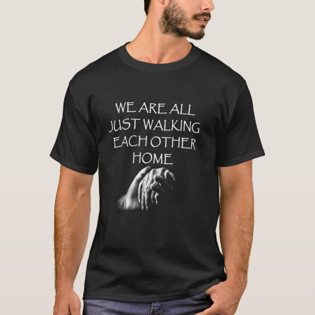 Camiseta Estamos Todos Caminhando Um Ao Outro Para Casa Lon (Frente)