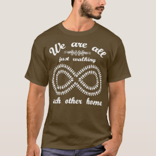 Camiseta Estamos Todos Caminhando Um Para O Outro.