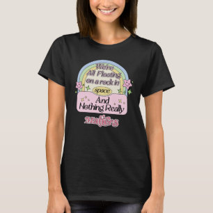 Camiseta Estamos todos flutuando em uma rocha no espaço e n