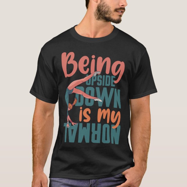Camiseta Estar de cabeça para baixo é o meu ginasta normal  (Frente)