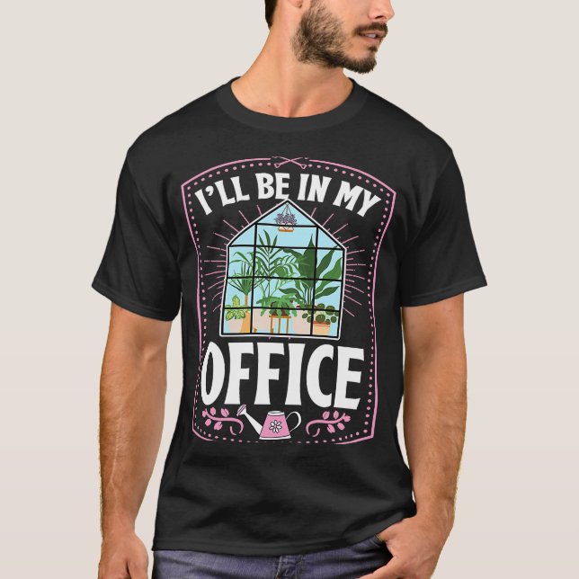 Camiseta Estarei no meu escritório, com erva-estufa. (Frente)
