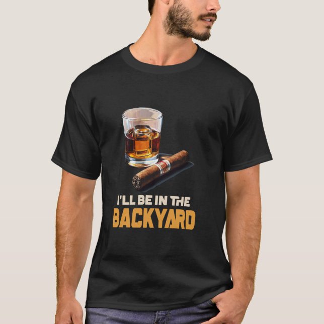 Camiseta Estarei No Quintal - Charuto E Bourbon (Frente)