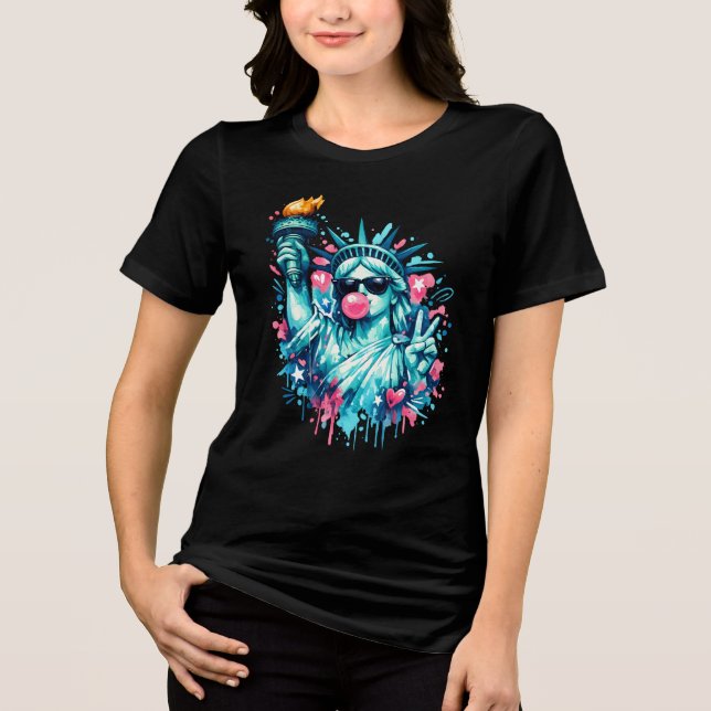 Camiseta Estátua da Liberdade - Óculos de Sol com Sinal de  (Frente)