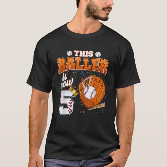 Camiseta Este Baller Agora Tem 5 Aniversário De Beisebol De (Frente)