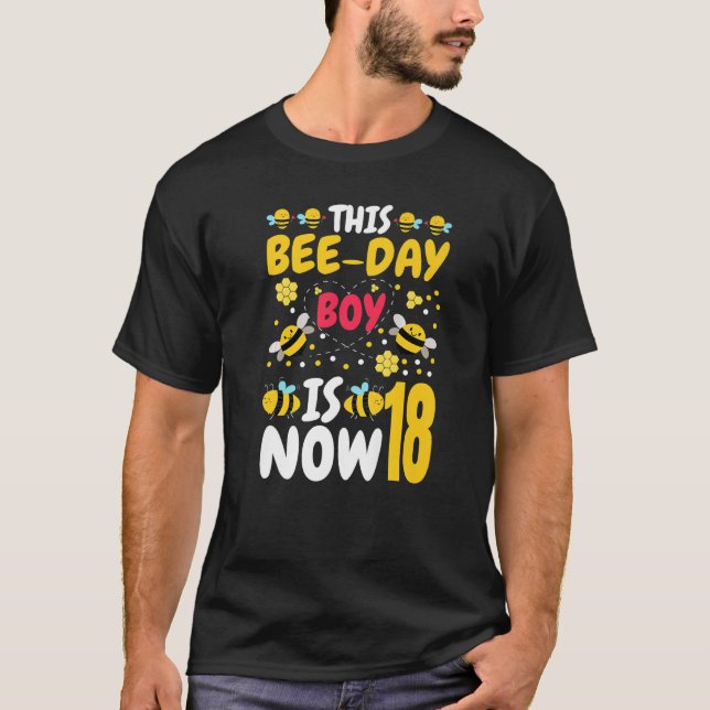 Camiseta Este Bee Day Boy agora é a 18ª Festa de aniversári (Frente)