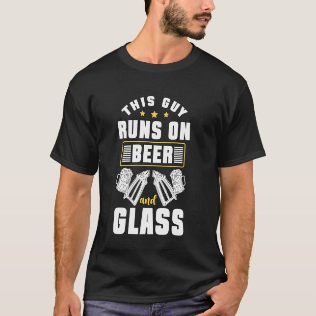 Camiseta Este Cara Funciona Com Cerveja E Fabricante De Vid (Frente)