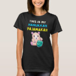 Camiseta Este É Meu Hanukkah Pajamakah Judeu Menorah Chanu<br><div class="desc">Este É Meu Hanukkah Pajamakah Judeu Menorah Chanukah Cute 1</div>