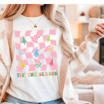 Camiseta Este É O Natal Da Pedra Groovy Pink Coquette<br><div class="desc">Esta é a Camisa Triblend Festiva Festiva de Natal do Retro Cor-de-Rosa Cor-de-Groovy Coquette apresenta o texto "Tis The Season" na tipografia moderna, acentuada com árvores e arcos de Natal num quadro de xadrez cor-de-rosa. Perfeito para presentes de Natal, festas de Natal e festas de Natal, aniversários e muito mais....</div>