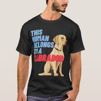 Camiseta Este Humano Pertence A Um Labrador (T-Shirt)