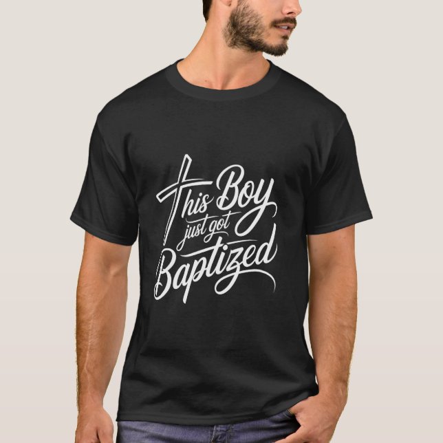Camiseta Este Menino Acaba de Ser Batizado Comunhão Católic (Frente)