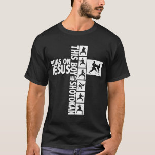 Camiseta Este menino corre sobre Jesus e aspas de sapatona