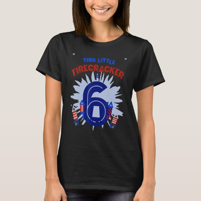Camiseta Este Pequeno Firecracker É Um Aniversário De 6 De  (Frente)