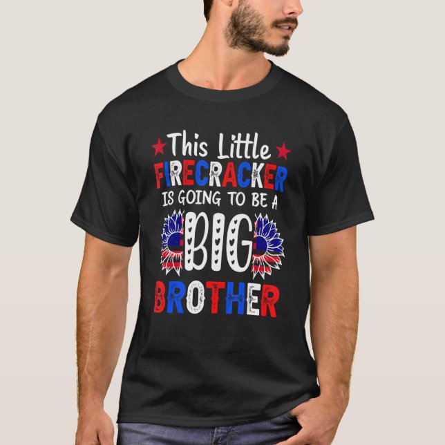 Camiseta Este Pequeno Firecracker Vai Ser Um Grande Irmão (Frente)