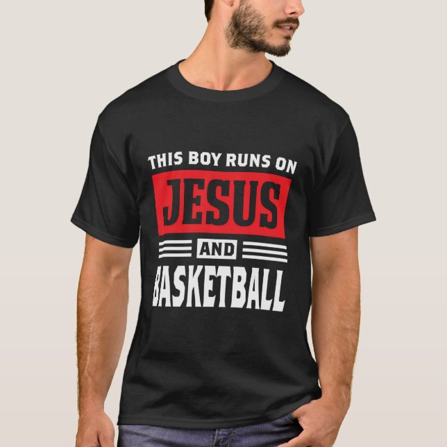 Camiseta Este Rapaz Funciona Com Jesus E Cristão De Basquet (Frente)