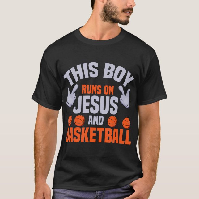 Camiseta Este Rapaz Funciona Com Jesus E O Basquete Cristão (Frente)
