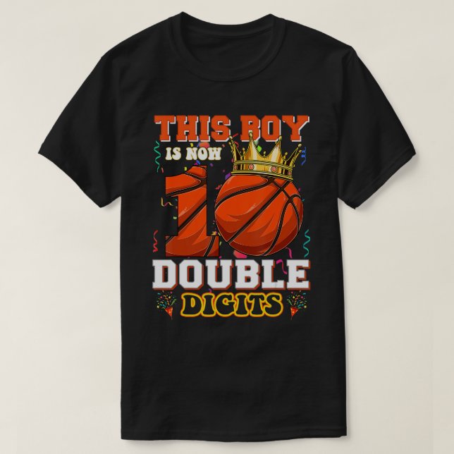 Camiseta Este Rapaz Tem Agora 10 Dígitos Duplos De Basquete (Frente do Design)