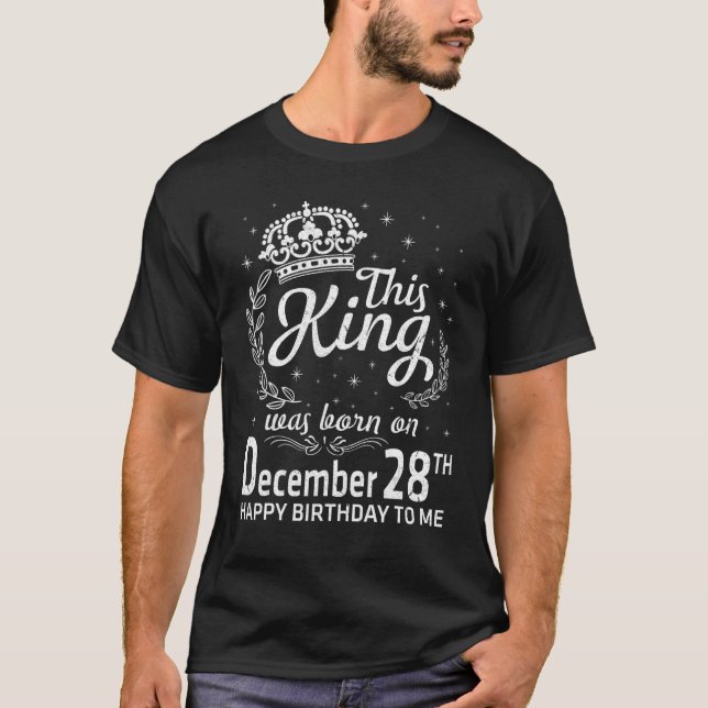 Camiseta Este Rei Foi Nascer Em 28 De Dezembro Feliz Aniver (Frente)