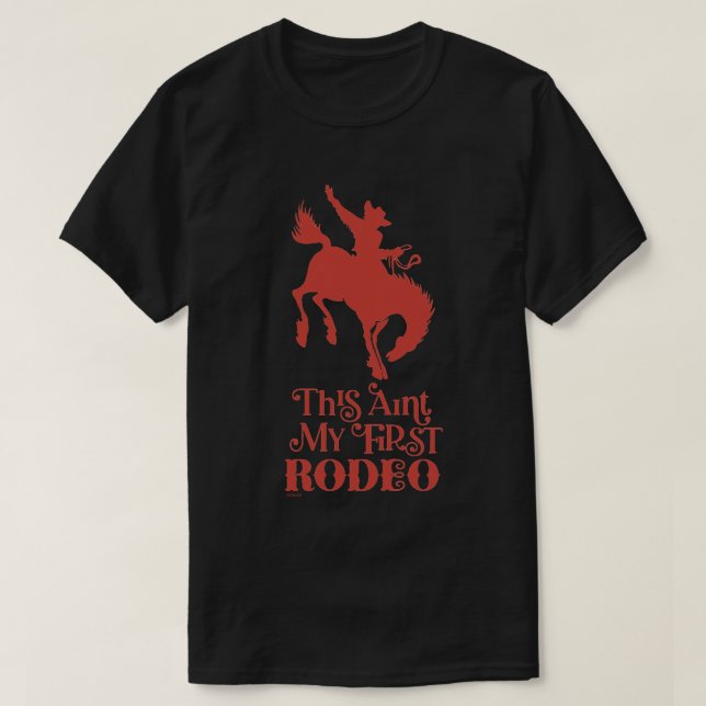 CAMISETA ESTE TINHA O MEU PRIMEIRO RODEO...  (Frente do Design)