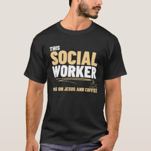 Camiseta Este Trabalhador Social Funciona Com Jesus E Café 