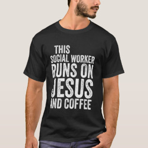 Camiseta Este Trabalhador Social Funciona Com Jesus E Café