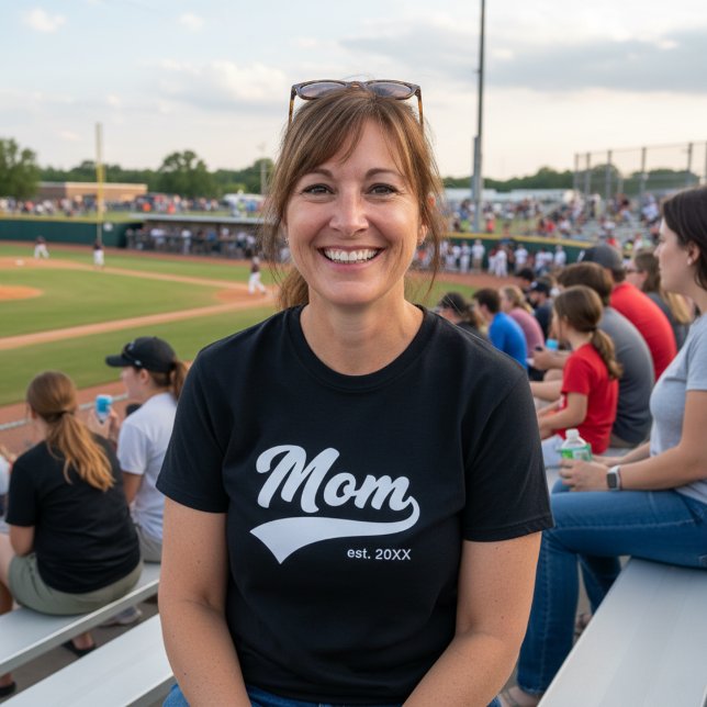 Camiseta Estilo de Fonte do Baseball Nova Mãe com Ano Estab (Baseball Cursive Font With Swash Under Personalied Mom Established Year Black Baseball Mom T-shirt)