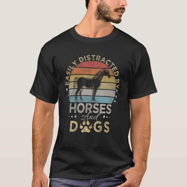 Camiseta Estilo Retro Facilmente Distraído Por Cavalos E Cã (Frente)