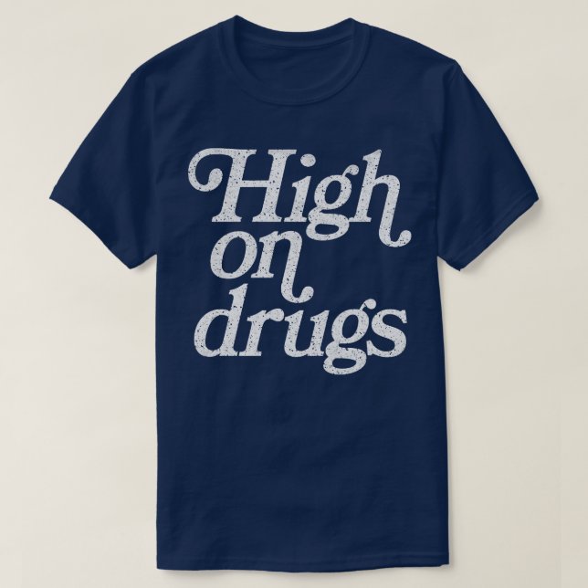 Camiseta Estilo Retro Humorístico de Drogas Alto-em-Design (Frente do Design)