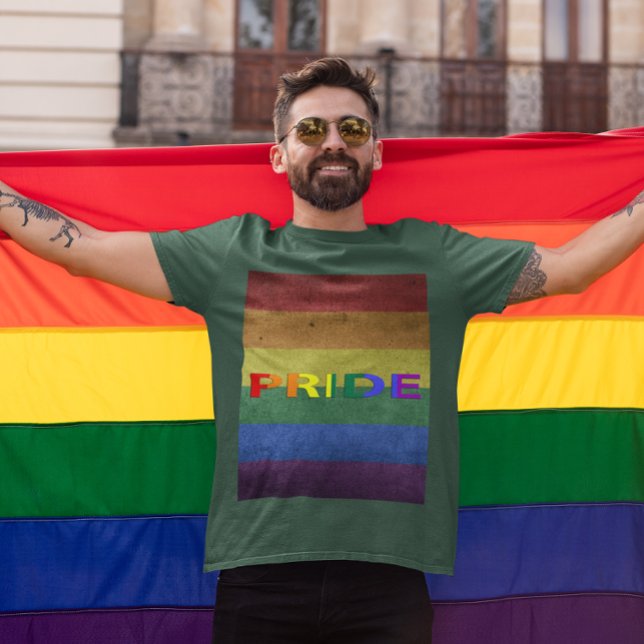 Camiseta Estilo Retroativo do Sinalizador do Orgulho Arco-Í (LGBT Rainbow Pride Flag Retro Style T-Shirt)