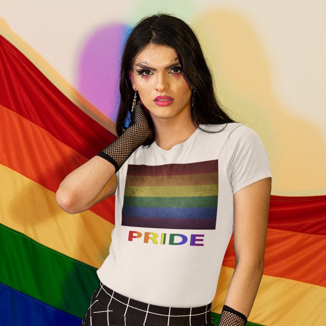 Camiseta Estilo Retroativo do Sinalizador do Orgulho Arco-Í (LGBT Rainbow Pride Flage Retro Style Women's T-Shirt)