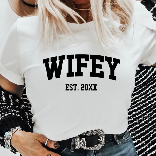 Camiseta Estilo Varsity Wifey Est. Mínimo de Ano (Criador carregado)