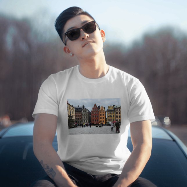 Camiseta Estocolmo Suecia Velha Europa (A tshirt with a beautiful photograph of Stockholm Sweden's Gamla Stan by Valerie's Gallery)
