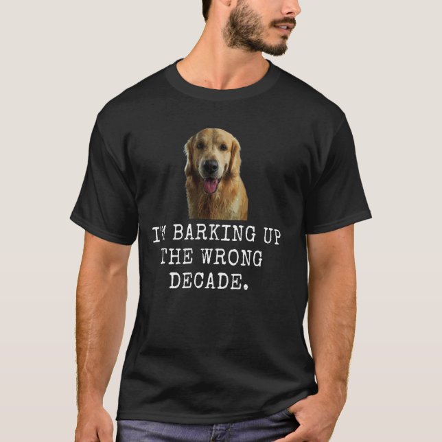 Camiseta Estou A Baratear A Década Errada. Pai Engraçado e (Frente)