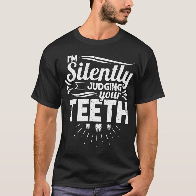 Camiseta Estou a julgar o Dentista Dentista Assistente Dent (Frente)
