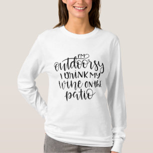 Camiseta Estou à porta, bebo o meu vinho no Patio Engraçado