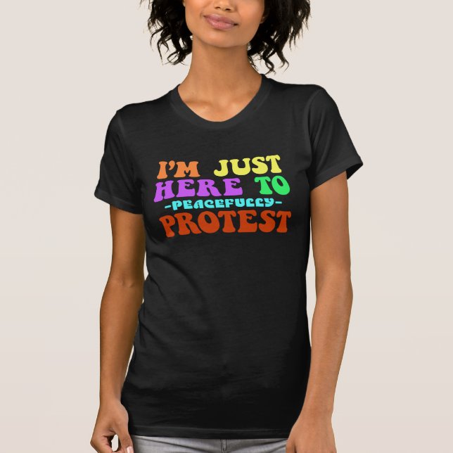 Camiseta Estou aqui para protestar pacificamente, protestar (Frente)