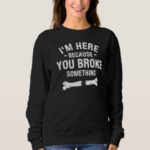Camiseta Estou aqui porque você quebrou algo para um cirurg