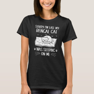 Camiseta Estou Atrasado. Meu Gato Bengala Dormia Em Mim Gat
