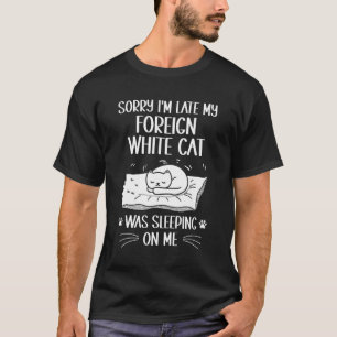 Camiseta Estou Atrasado. Meu Gato Branco Estrangeiro Dormia