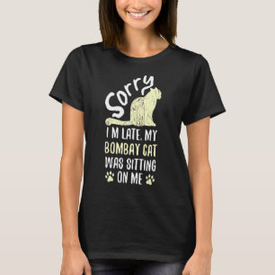 Camiseta Estou Atrasado, Meu Gato de Bomba Estava Sentado E