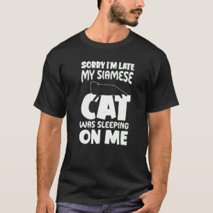 Camiseta Estou Atrasado Meu Gato Dormia Em Mim Gato Siamês