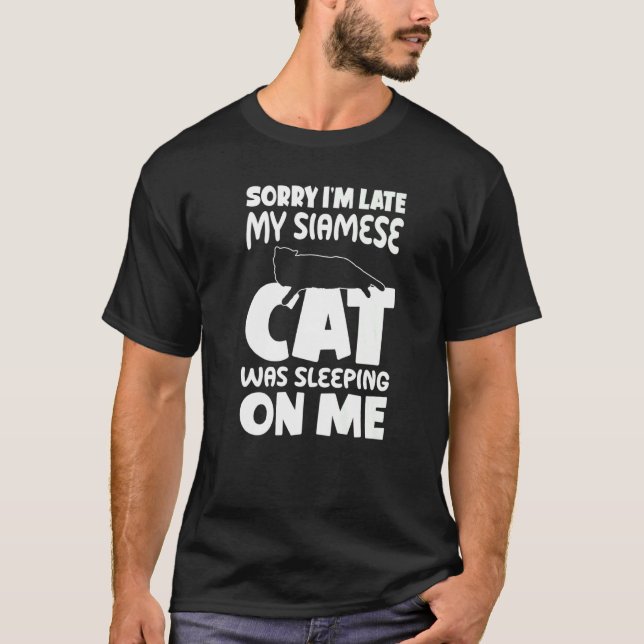 Camiseta Estou Atrasado Meu Gato Dormia Em Mim Gato Siamês (Frente)