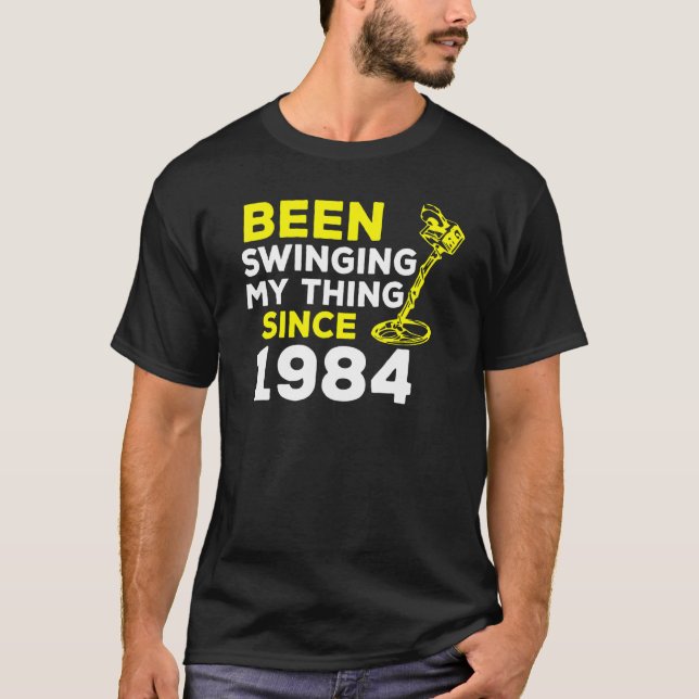 Camiseta Estou Balançando Minha Coisa Desde 1984 Detector d (Frente)