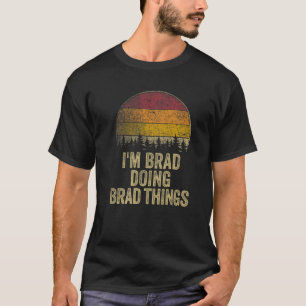 CAMISETA ESTOU BRAD FAZENDO COISAS BRAD.