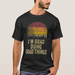 CAMISETA ESTOU BRAD FAZENDO COISAS BRAD.