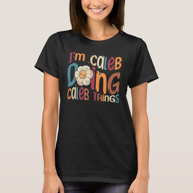Camiseta Estou Caleb Fazendo Coisas de Caleb  Groovy Retro  (Frente)