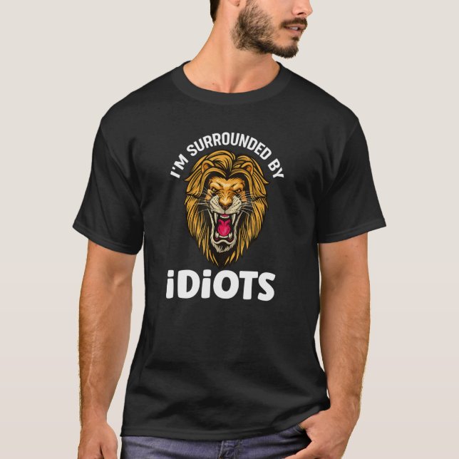Camiseta Estou cercado por idiotas gritando leões de leão (Frente)
