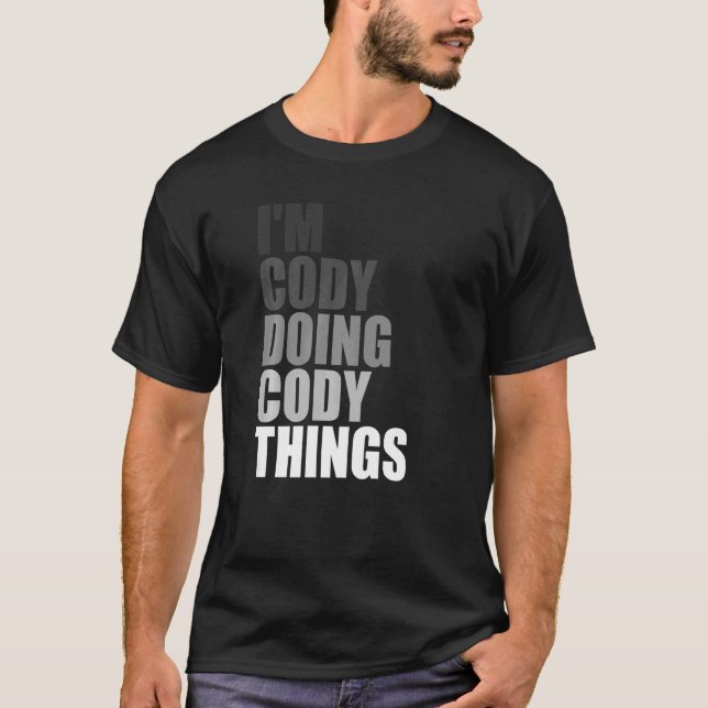 Camiseta ESTOU CÓDIGO FAZENDO COISAS CODY Aniversário Meu C (Frente)