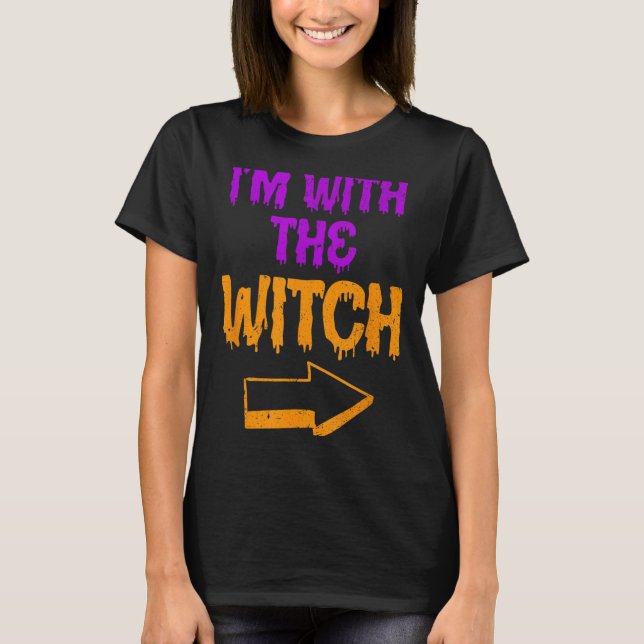 Camiseta Estou Com A Bruxa Casal Engraçado De Halloween (Frente)