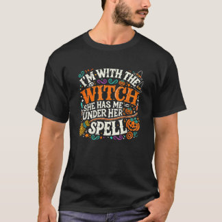 Camiseta Estou com a bruxa que ela me tem sob sua feitiçari